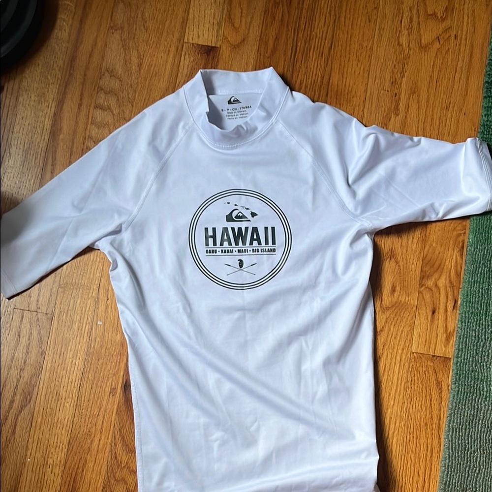 NWT Mens Quiksilver short sleeve rash guard Size Small